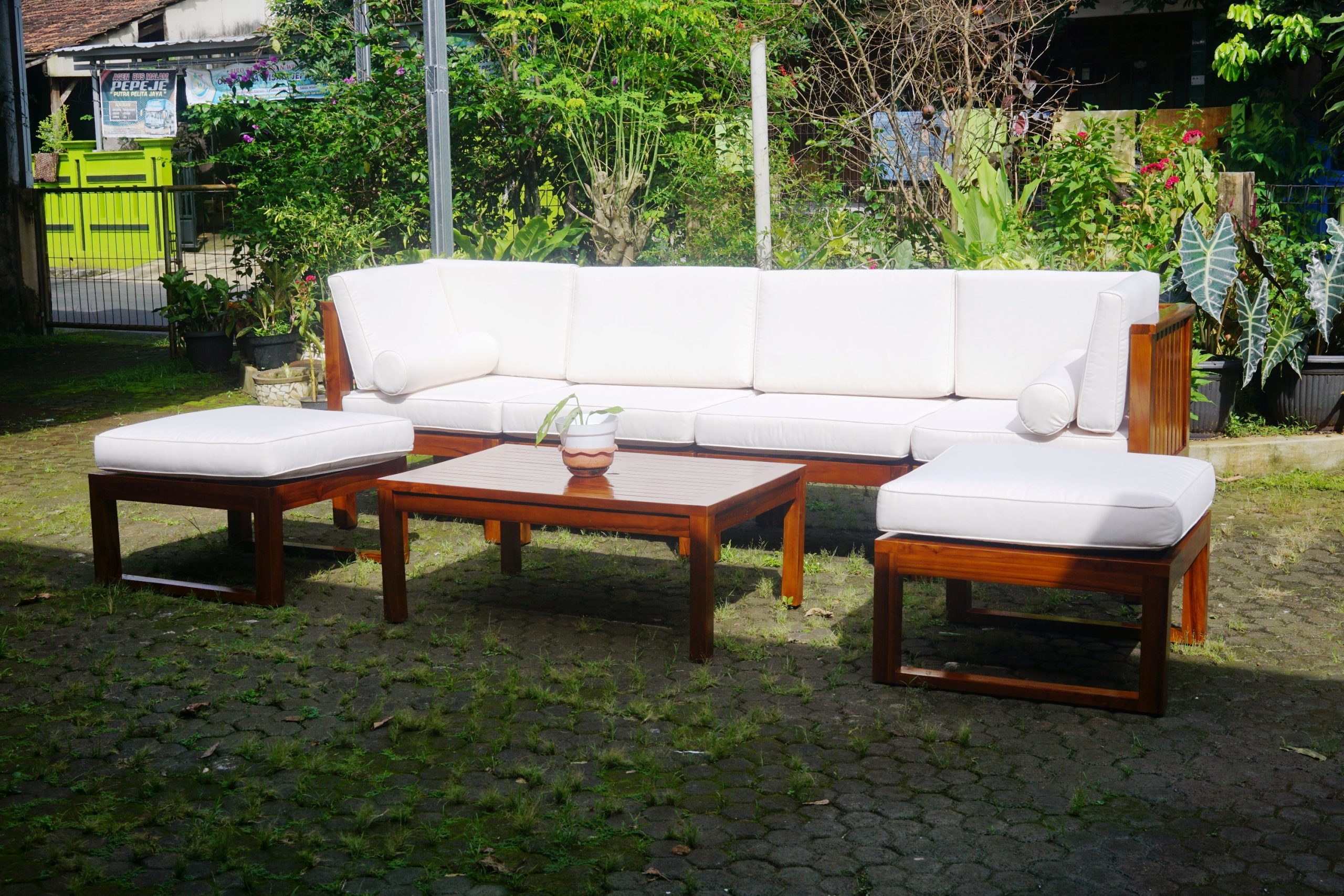 sofa outdoor piethrough